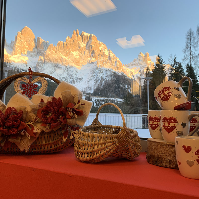 Bottega-negozio-souvenir-Alpe-Tognola-Dolomiti